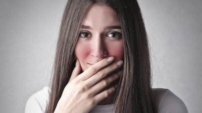 9 أسباب مختلفة وراء الإصابة باحمرار الوجه .. اعرفيها