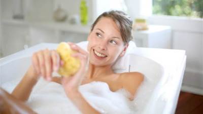 انتبه .. أضرار لا تعرفها عن استخدام الليفة عند الاستحمام