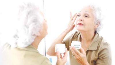 4 نصائح للعناية بالبشرة بعد الخمسين 