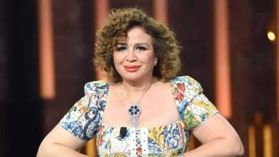 بالروب .. إلهام شاهين تحتفل مع ابنة شقيقتها