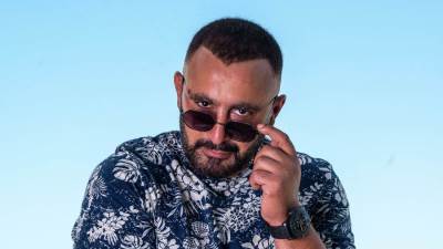 أحمد السقا يخطف الأنظار في أحدث ظهور له مع حصانه الأسود