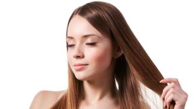 أخصائية تجميل تكشف أسباب جفاف الشعر