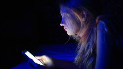 كيف يمكن للضوء الأزرق أن يؤثر على صحة عينيك؟