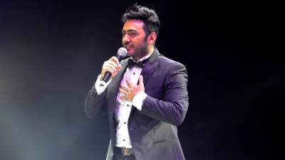 بالفيديو .. تامر حسني يمازح أحد جماهيره على المسرح