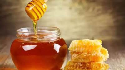 هل يمكن أن يتحول العسل إلى مادة سامة عند تسخينه أو طهيه؟