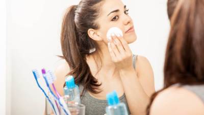 وصفات طبيعية لإزالة المكياج قبل النوم .. جربيها