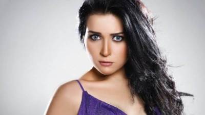 بفيديو كوميدي .. مي عز الدين تعلن إصابة والدتها بفيروس كورونا