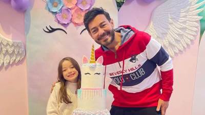 بالصور .. أحمد زاهر يحتفل بعيد ميلاد ابنته الصغري "منى"