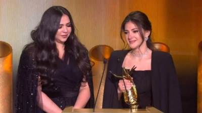 شاهد .. أحدث ظهور لـ دنيا وإيمي سمير غانم من حفل توزيع الجوائز جوي