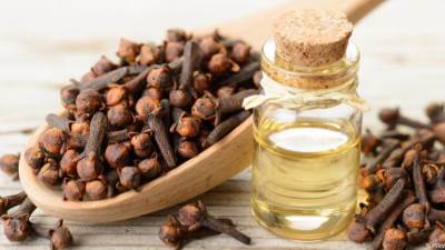استخدامات مذهلة لزيت القرنفل والصبار لعلاج نزيف اللثة 