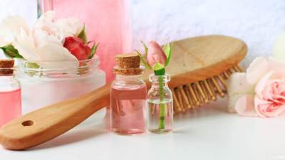4 فوائد مذهلة لماء الورد للشعر 