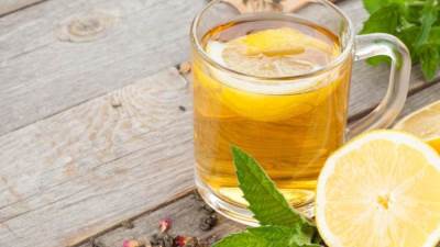 أضرار كارثية.. ماذا يحدث في جسمك عند تناول الليمون المغلي على الريق