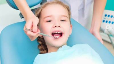 4 أخطاء يجب تجنبها من أجل صحة أسنان طفلك