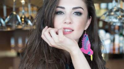 على البحر .. بورجو أوزبيرك تتألق بإطلالة سوداء