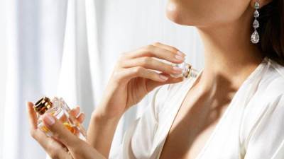 روائح تجعل الرجل يركع على ركبتيه منجذبًا لك .. جربيها