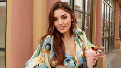 هاندا أرتشيل تخطف الأنظار في محطة القطار بتركيا