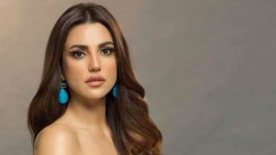  درة تخطف الأنظار بفستان أبيض جذاب