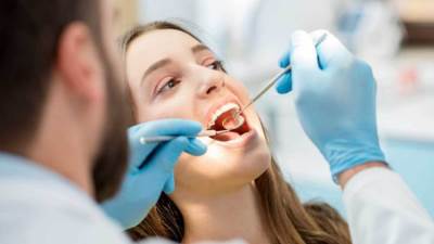 انتبه .. 5 حالات صحية خطيرة يمكن اكتشافها من الفم ولا علاقة لها بالأسنان