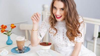 اتيكيت تناول وتقديم الحلوى والفاكهة في العزومات 