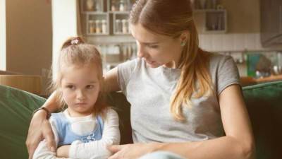 5 إشارات لغة جسد ممنوع استخدامها مع طفلك .. تجنبيها