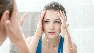 وصفات طبيعية لتنظيف البشرة الدهنية قبل النوم