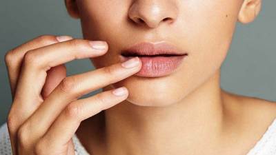لماذا تجف الشفاه وتتشقق ؟ ونصائح لترطبيها