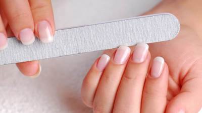 6 طرق بسيطة لعلاج الأظافر الجافة والهشة .. تعرفي عليها