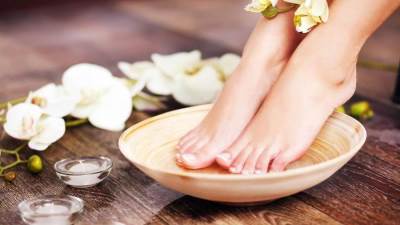 وصفات طبيعية لتفتيح القدمين بأقل التكاليف .. جربيها