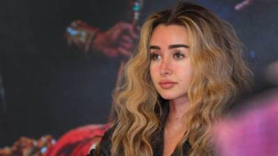  هنا الزاهد تتألق بتيشرت أسود