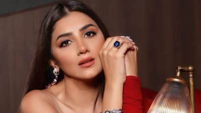 مي عمر تتألق بالأبيض فى إطلالة كلاسيكية وسط الصحراء