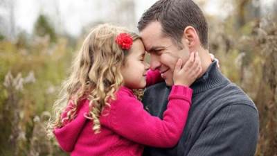  5 أشياء تحتاجها كل فتاة من والدها .. اعرفيها 