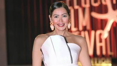 لقاء الخميسي تتألق على السجادة الحمراء بفستان أنيق