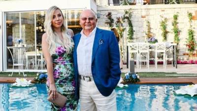 ملياردير تركي يتزوج بحبيبته التي يكبرها بـ37 عاماً