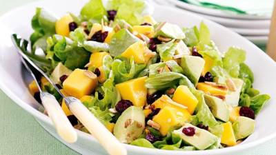 سلطة الأفوكادو بالمانجو.. طبق سريع وعالي القيمة الغذائية
