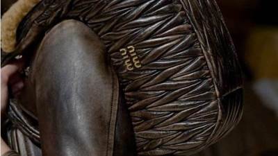 موديلات حقائب الكتف باللون البني لخريف 2022