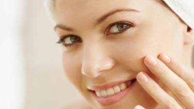 تونر طبيعي للبشرة المختلطة لشد الوجه وغلق المسام