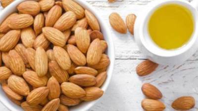  فوائد زيت اللوز المر للبشرة