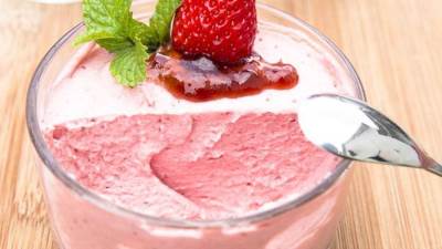 طريقة عمل موس الفراولة بالكريمة