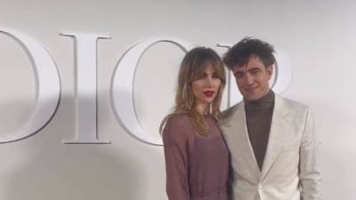  روبرت باتنسون وصديقته سوكي واترهاوس في عرض أزياء Dior بمصر