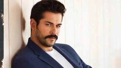 بوراك أوزجيفت يخرج عن صمته ويردّ على منتقدي صورته مع فنان متهم بالتحرش