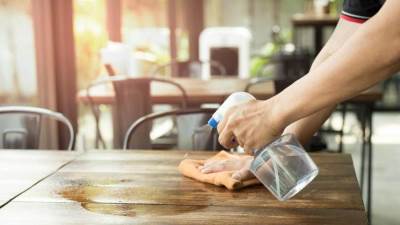 حيل منزلية لتلميع الأثاث الخشبي