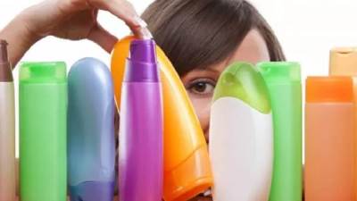 هل يجب تغيير الشامبو الخاص بكِ كل فترة؟