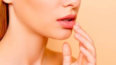 عالجي تشقّق شفتيك الدائم بهذه الطرق السهلة