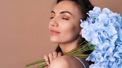 فوائد الورد في تفتيح وتجديد البشرة