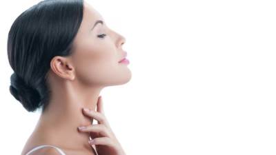 ‎تخلصي من تجاعيد الرقبة باستخدام الزيوت