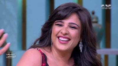 بشفاه كبيرة وملامح صادمة.. ياسمين عبدالعزيز تفاجئ متابعيها