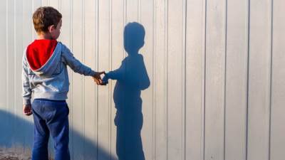 علامات التوحد عند الأطفال حسب العمر.. هكذا تكتشفين الإصابة