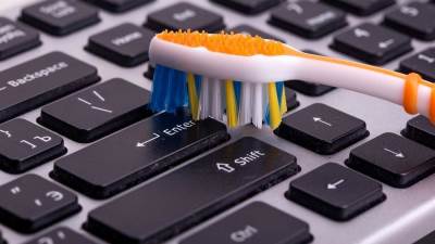 دليلك لتنظيف لوحة مفاتيح الكمبيوتر المحمول