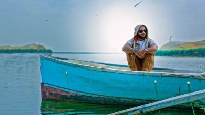 بالفيديو.. أحمد مكي يعلن فوزه بمسابقة الحمام الزاجل في الإمارات