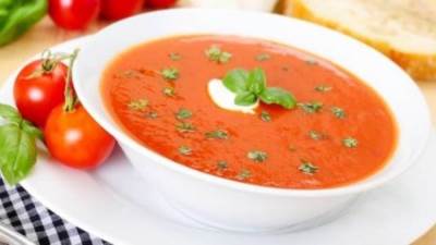 شوربة الطماطم المشوية بالفلفل الأحمر والريحان
